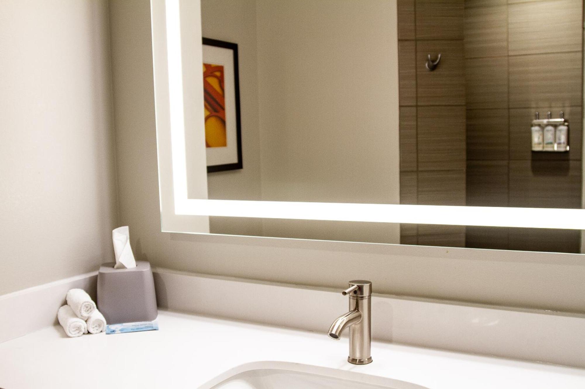 Holiday Inn Express & Suites Overland Park By Ihg Екстериор снимка
