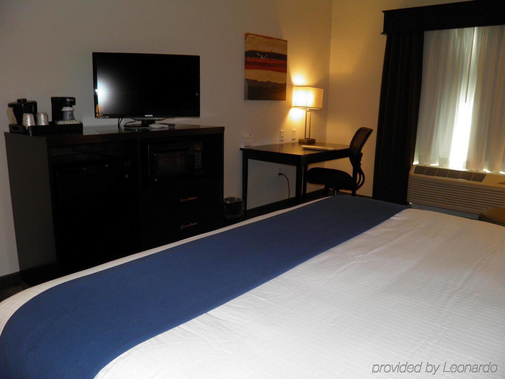 Holiday Inn Express & Suites Overland Park By Ihg Екстериор снимка